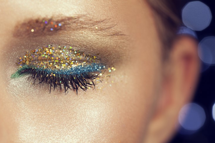 making eye makeup glitter pop