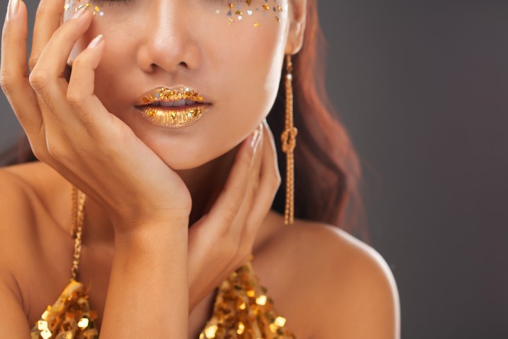 Glittery lipstick everyday makeup look