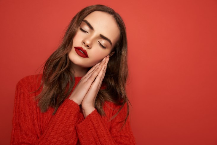 Clever makeup to hide tiredness